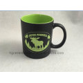 Caneca gravada laser, caneca do revestimento da cor com gravura do laser